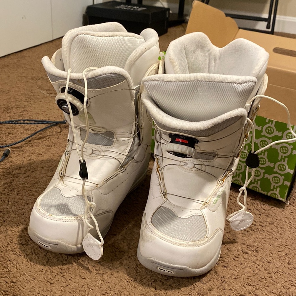 Snowboard boots